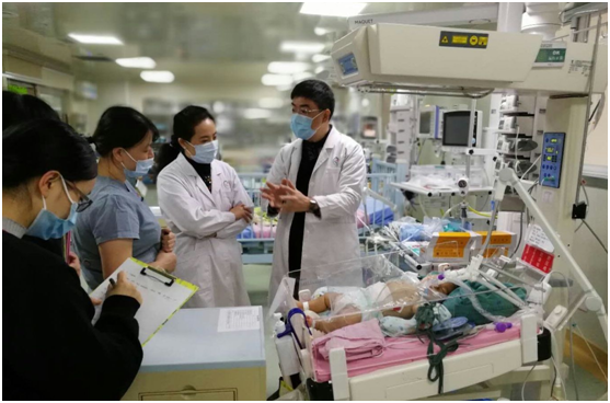 许煊会长在我院重症医学科参观指导.png