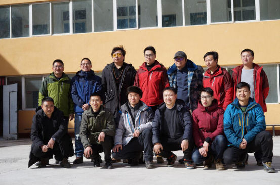 驻壤塘县各村驻村新老书记合影.png