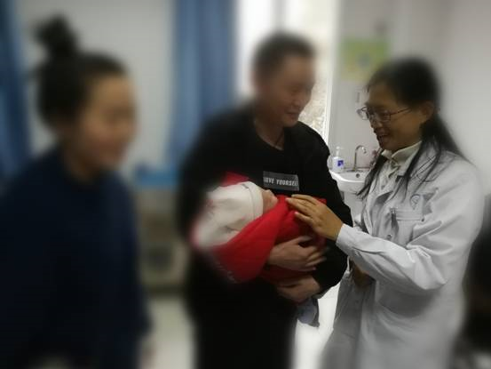 曾在我院试管成功妊娠并顺利生产的患者夫妇带着小宝宝也来看望我们的生殖专家.png