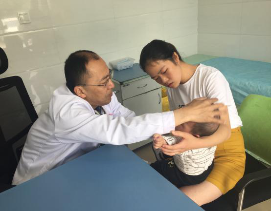我院儿科专家在蓬溪县妇幼保健院坐诊.png