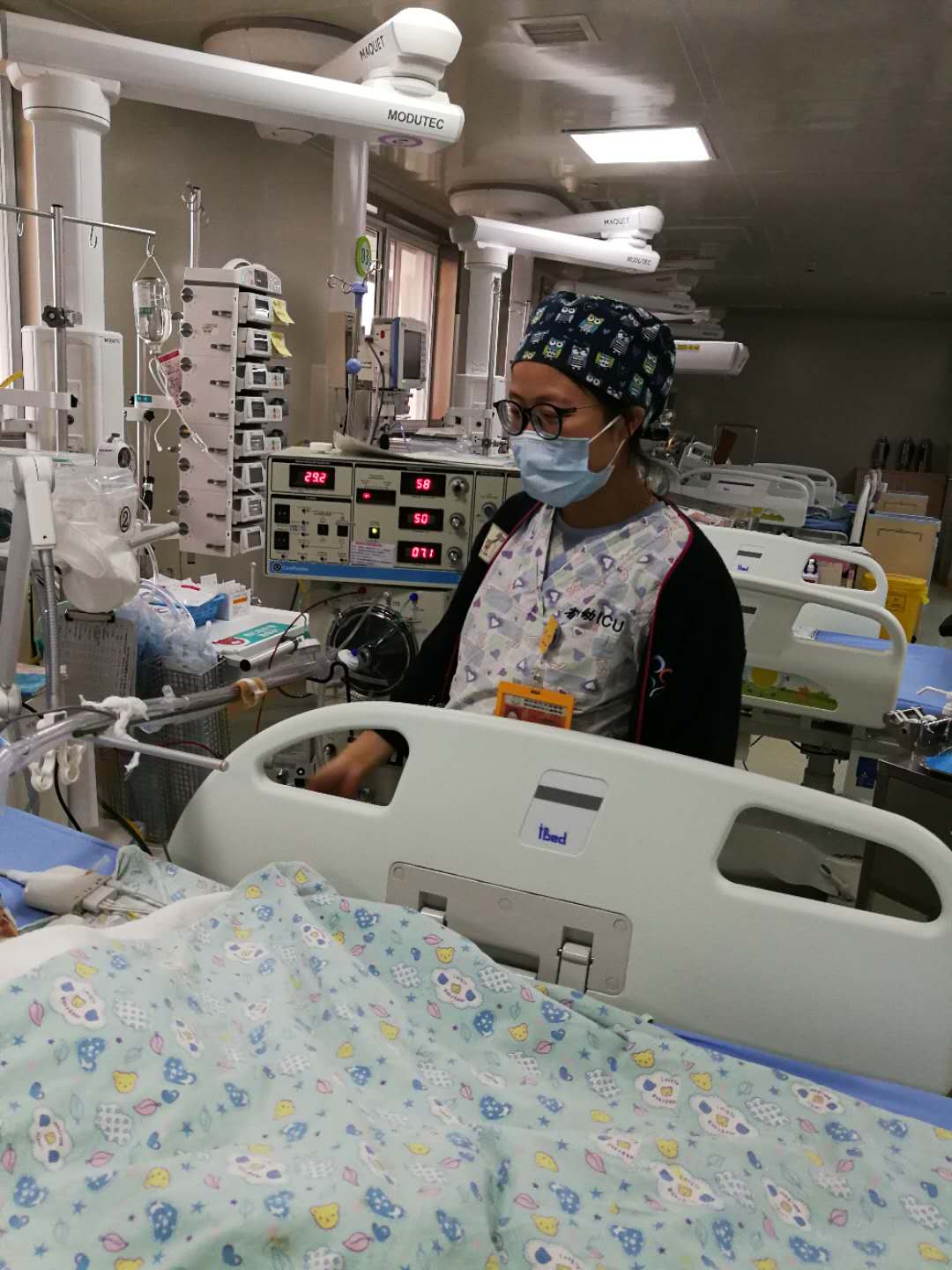 管床护士在床旁默默关注上高频呼吸机患儿.jpg