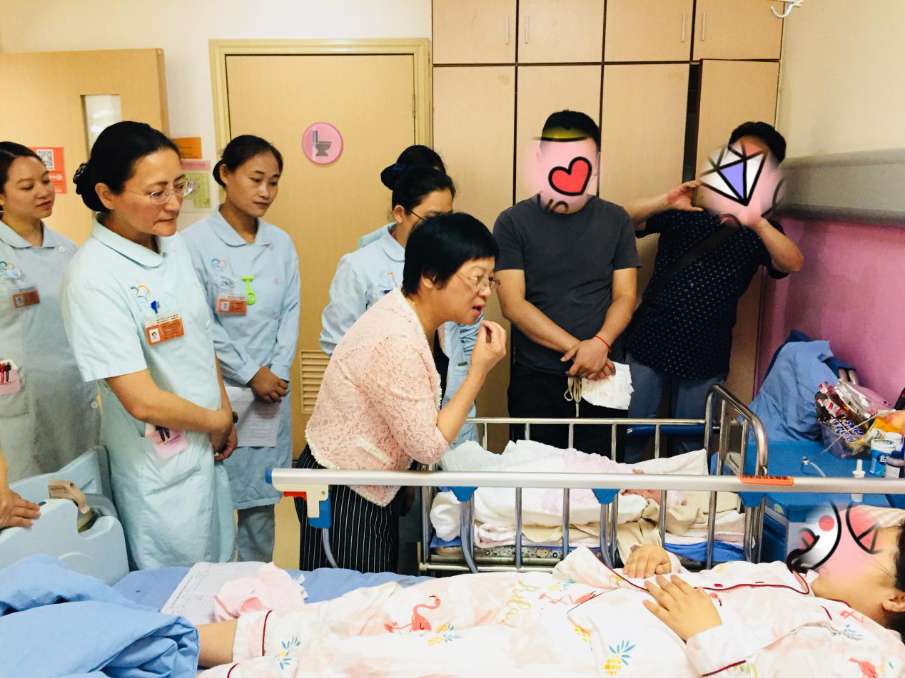 陈艳芬教授床旁指导产后第一天的妈妈进行母乳喂养.png
