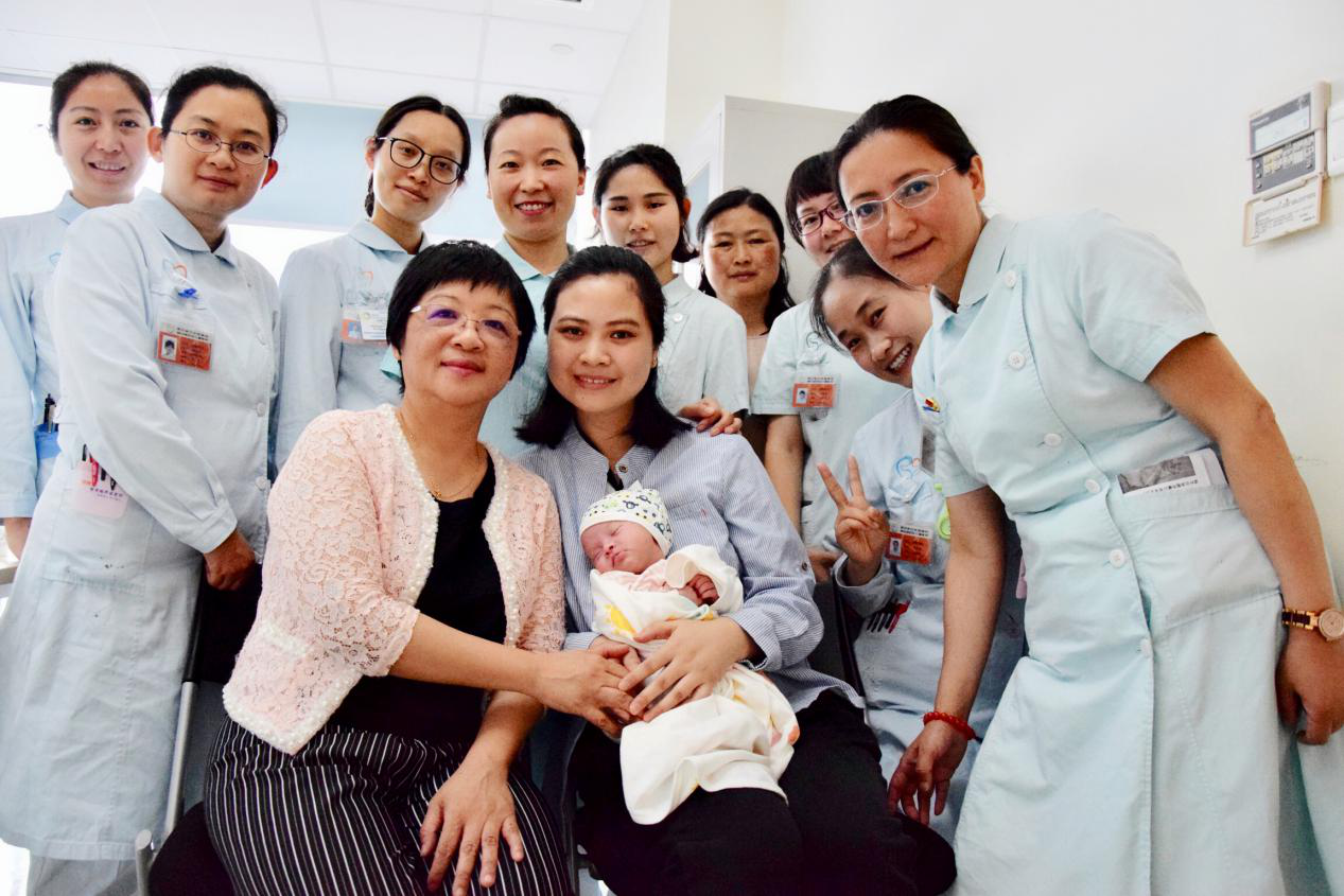 陈艳芬教授与慕名而来咨询母乳喂养的母女合影.png