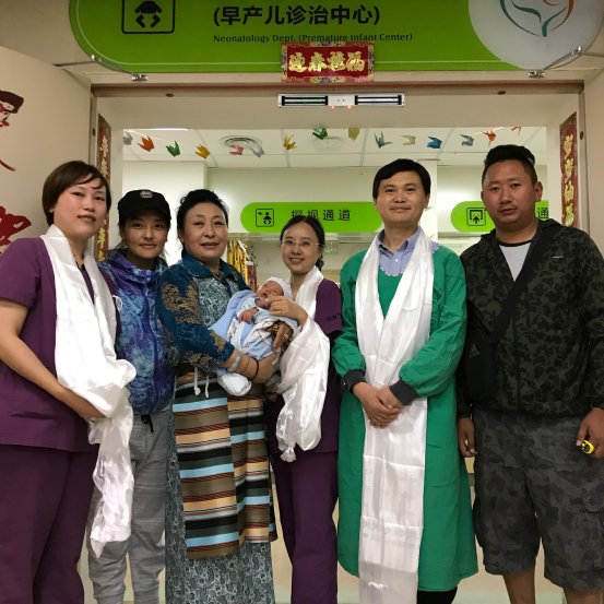 西藏宝宝一家送来洁白哈达.png