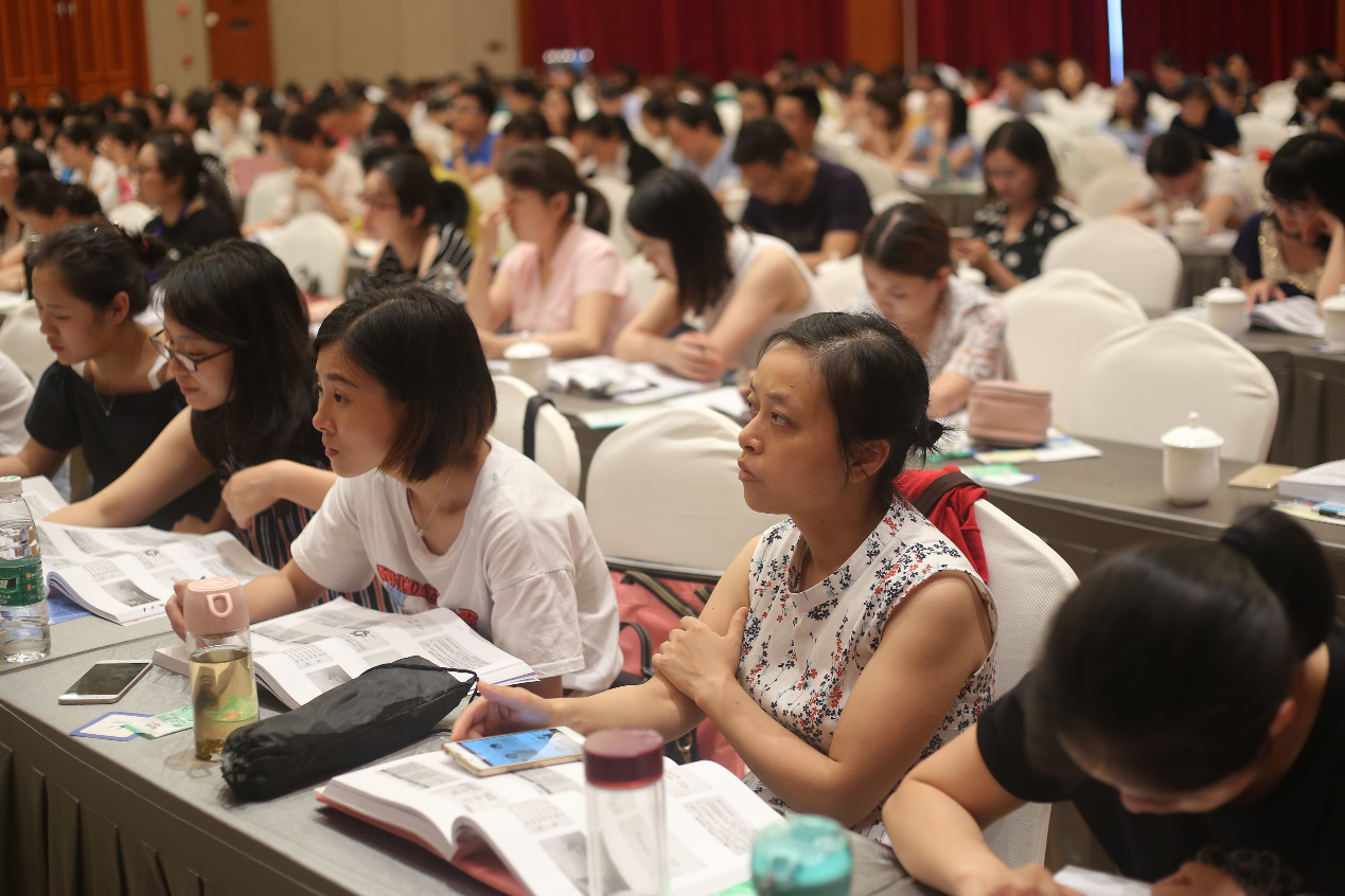 学员认真听课.png