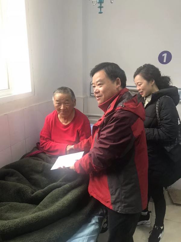 张刚院长慰问三老干部泽旺仁真.jpg