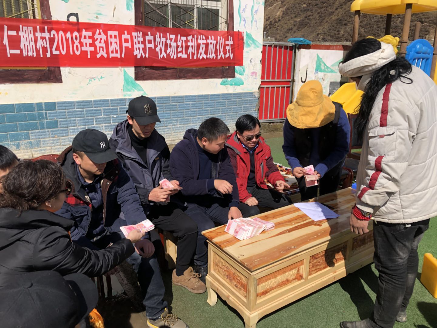张刚院长为联合牧场牧民发放分红.jpg