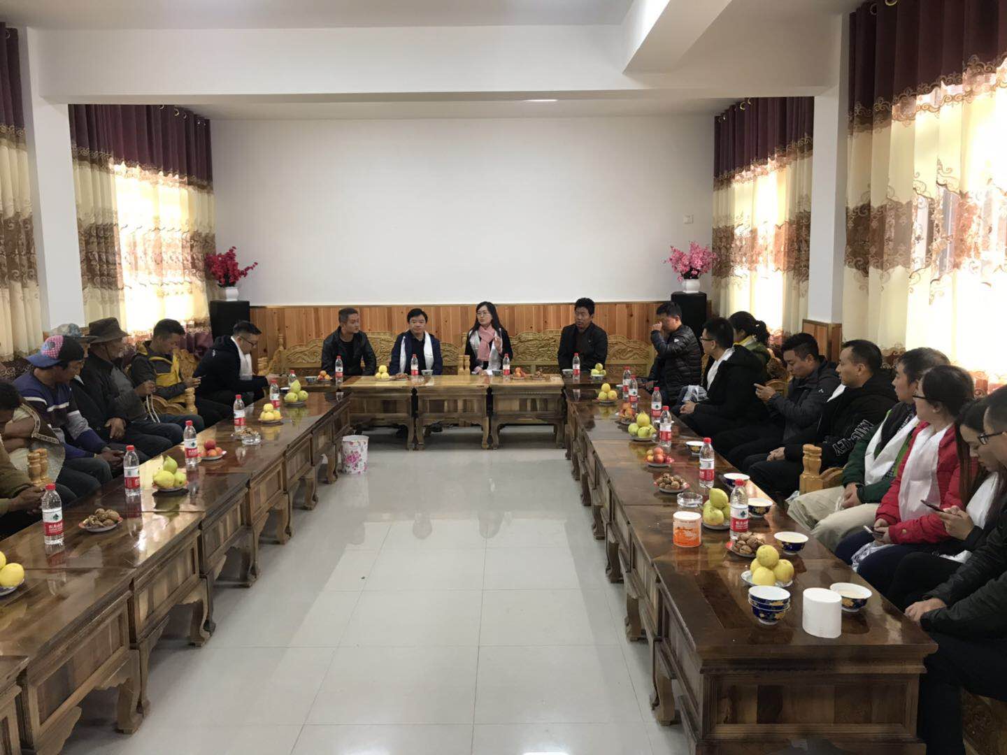 许静副书记、张刚院长与乡干部及朗翁村干部和建档贫困户召开座谈会.jpg